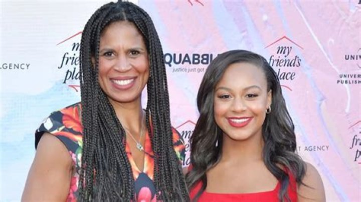 How Tall Is Holly Frazier (Nia Sioux’s Mother)? Height, Net Worth, Job, Age, Facts