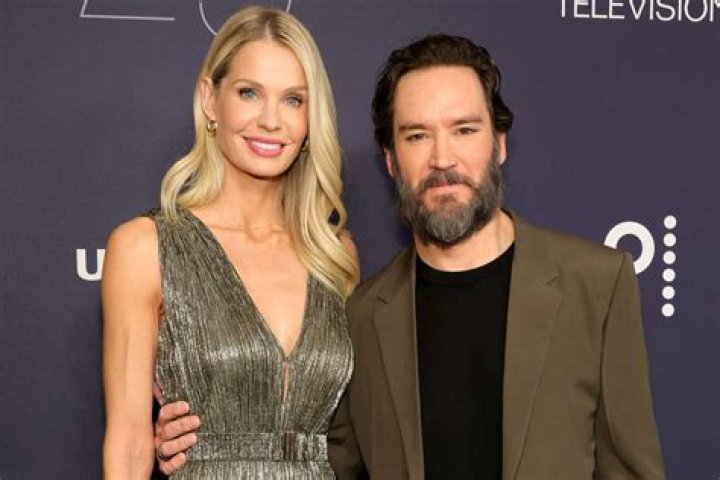 When did Mark-Paul and Lark date? Celebrity