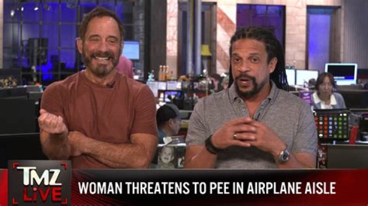 Woman Threatens to Pee in Airplane Aisle, Pulls Down Pants and Squats